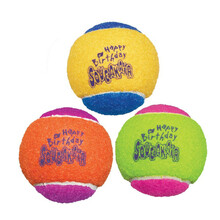 KONG® SqueakAir® Birthday Balls M - urodzinowe piłki tenisowe dla psa, z piszczałką, 3 sztuki, średnica 6cm